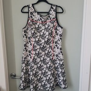 Flowery dress with pink details